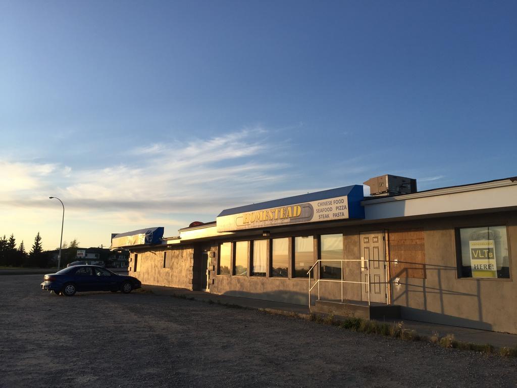 Meadow Lake Wakiki Motel & Lounge מראה חיצוני תמונה