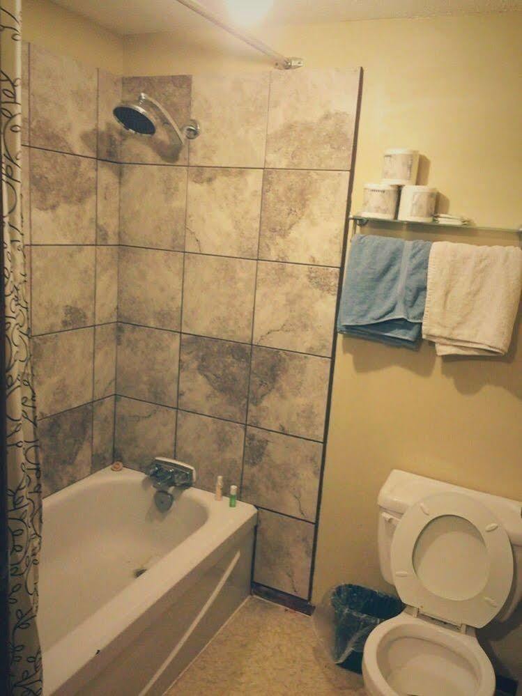 Meadow Lake Wakiki Motel & Lounge מראה חיצוני תמונה
